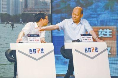 洛阳市环保局局长陈亚利(右)看了暗访短片后跟副局长郭福伟交流。