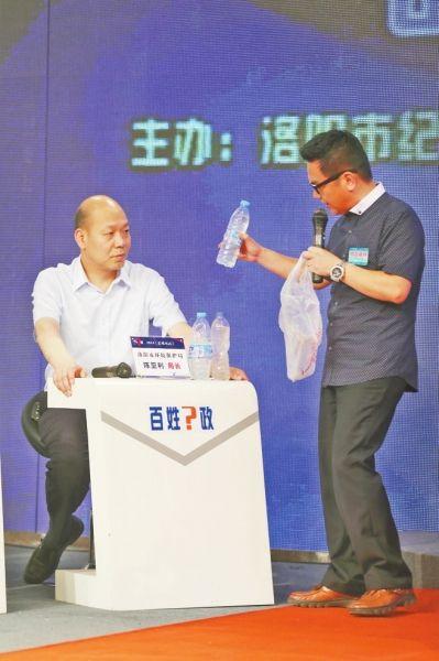 在现场,问政嘉宾向陈亚利展示浑浊的井水。