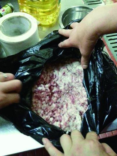 家长探园发现恶心厨房 苍蝇蛋羹垃圾袋装肉(图)