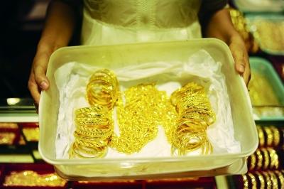 乘客公交上遗失一箱黄金 好司机捡金器归还失主