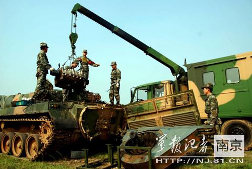 据军报记者网报道, 6月中旬,南京军区某大队组织了一场野外实战化装备