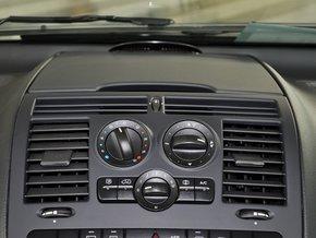 福建奔驰 3.0L 自动 中控仪表台上方