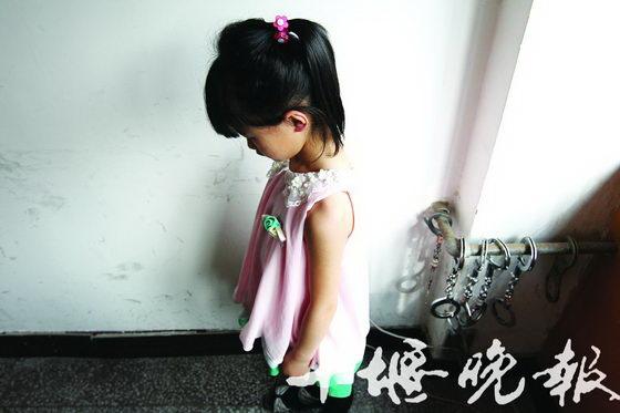 现金,市场内监控显示,3名女子故意引开摊主夫妇注意力,一名小女孩行窃