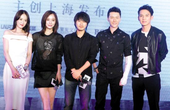 (左起)陈乔恩,王珞丹,韩寒,冯绍峰,钟汉良五大主创抢足眼球韩寒难得