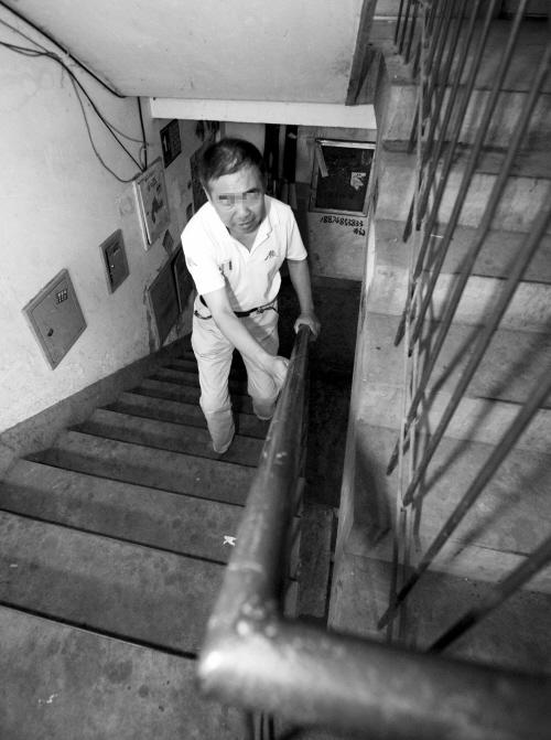 沈阳十几栋居民楼电梯因惊雷损坏 老人被困家5天