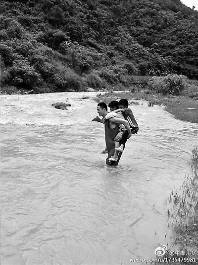 云南那哈小学学生淌水上课 老师1次背两学生过河