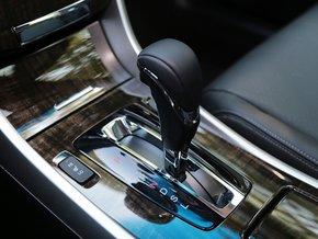 广汽本田 2.4L EX 挂档把手特写