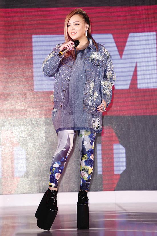 尽管张惠妹减肥依旧没有成效,尽管她为了看起来修长穿上了30厘米的"