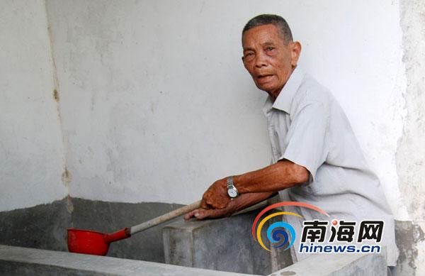 张启业老人在清洗厕所