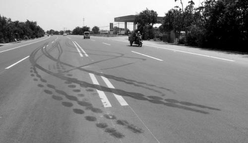 地上留下的刹车痕迹