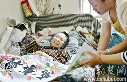 瘫痪太婆独居7年获街坊帮助 绣十字绣赠与好心人