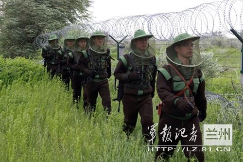 新疆军区边防配新式防蚊服 隔绝蚊虫30公分外(图)