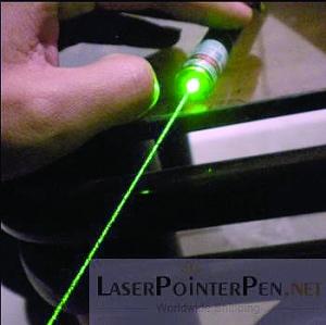 9岁男孩拿激光笔照眼睛造成视力永久损伤