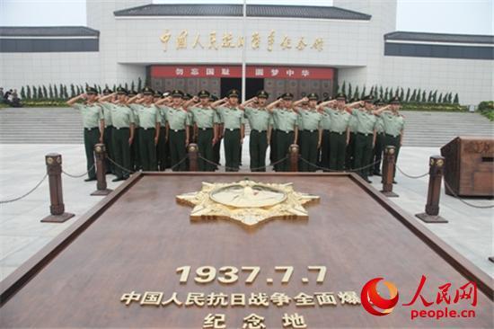 7月7日当天,武警北京总队某部官兵在“独立自由勋章”雕塑前宣誓。