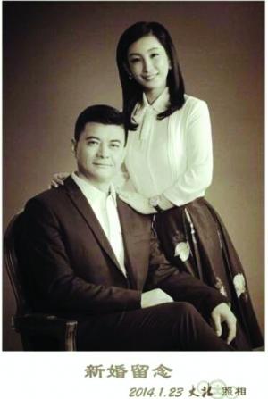 王新军晒婚照 秦海璐站身后显温柔(图)