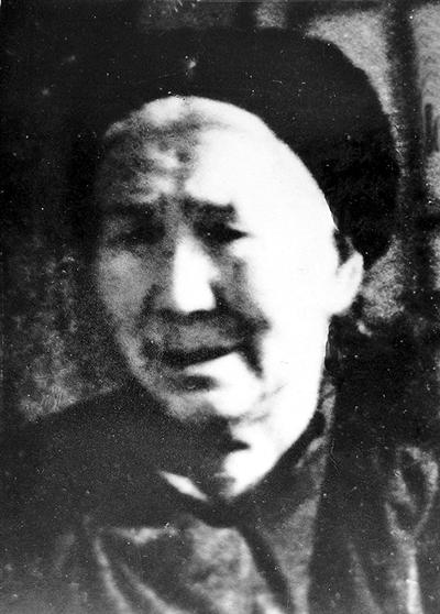 邓玉芬像邓玉芬老人花岗岩雕像.