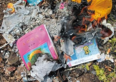 7��12�գ�������̶������������磬һ����ѧ���ļҳ�������ũ��ϰ�ף������Ѻ��ӵ������鼮�յ���