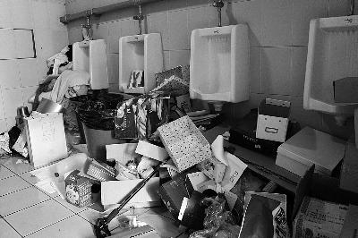 清华学生公寓的厕所内,堆满了毕业生留下的废弃物 摄/法制晚报记  