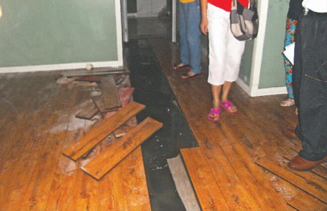 �ɶ�Ů���¼ұ���ˮ���� ״��¥��16������(ͼ)