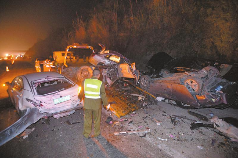 罐车高速失控撞18车致7死 司机将受审妻子求轻判