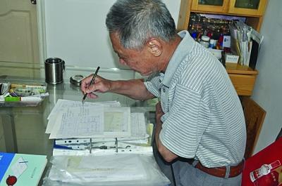 俞传贤老人在研究"数独".