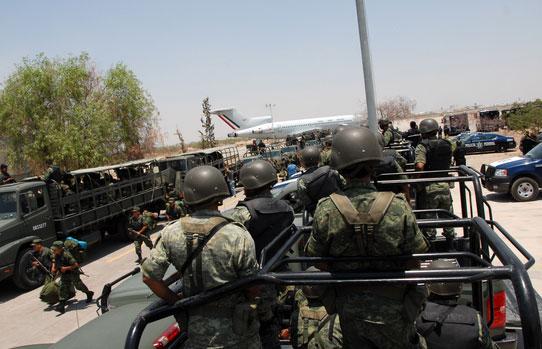 墨西哥一辆军用卡车翻车 士兵5死28伤(图)