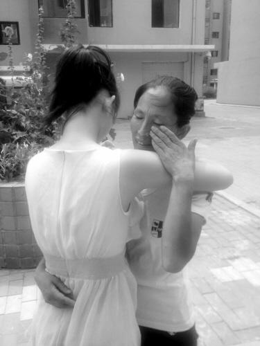 小王与姑姑抱头痛哭