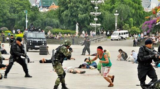 "恐怖分子"砍杀群众,特警出击.