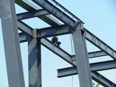 南京某几十米高钢梁上施工 工人竟然不系安全带