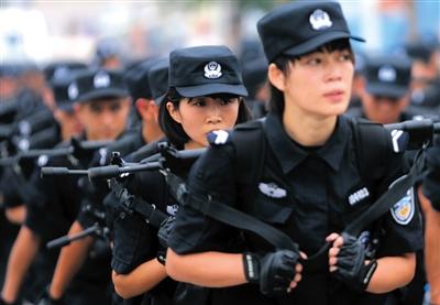 北京女特警拉练身负50斤装备 徒步10公里(图)