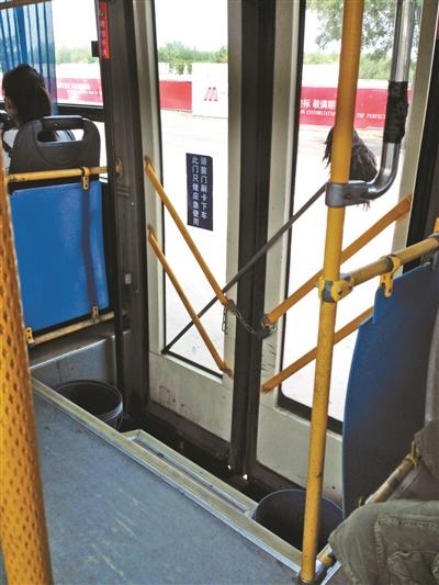 公交车后门被水桶,拖把,锁链等"封"住本报讯(记者 匡小颖)公交车后门