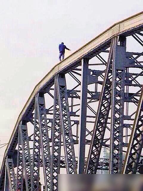 广州海珠桥又现跳桥者 跳桥男在铁架上"跳舞"