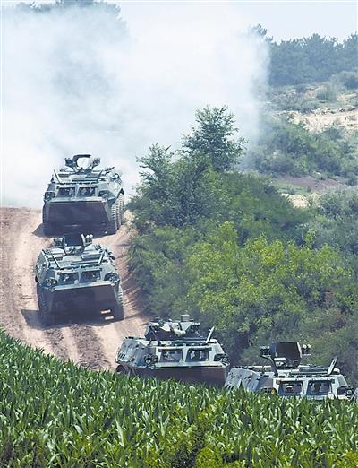 北京军区某部陌生地域实战训练 战车群出动(图)