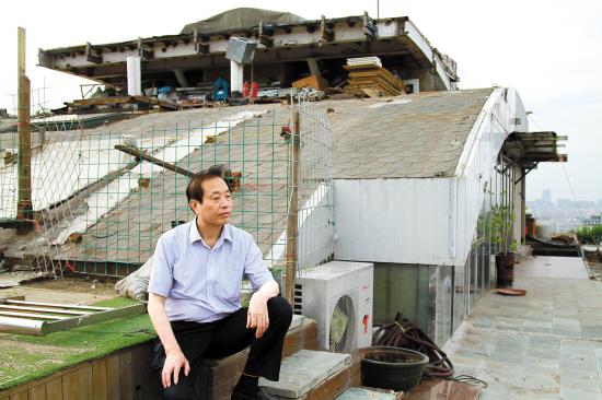 屋主张必清坐在已经被拆完的"最牛违建"楼顶接受采访