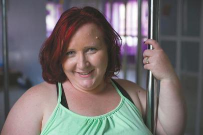 114公斤美国胖妈跳钢管舞 参加达人秀受打击(图)