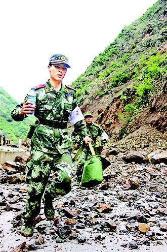 云南各界群众泪别抗震英雄谢樵烈士 追记一等功(图)