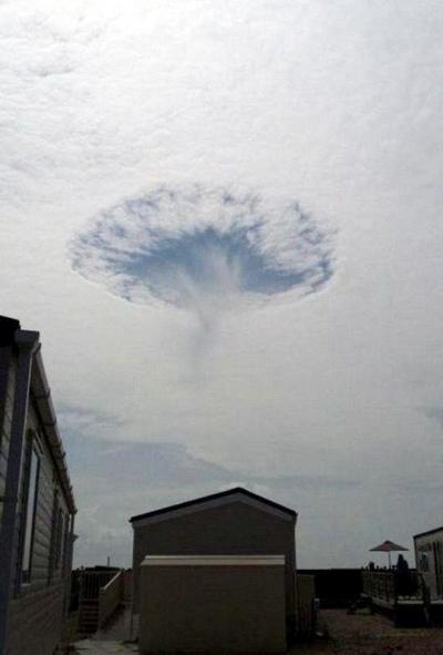 英国天空现穿洞云奇观或为飞机周围冰晶引发图