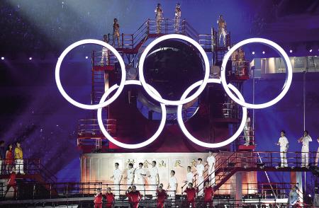 图为开幕式上的奥运五环.