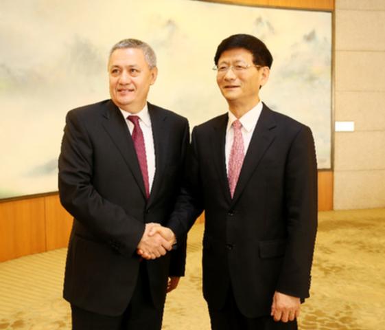 8月19日,中共中央政治局委员、中央政法委书记、中乌政府间合作委员会中方主席孟建柱在钓鱼台国宾馆会见乌兹别克斯坦第一副总理、中乌政府间合作委员会乌方主席阿济莫夫。