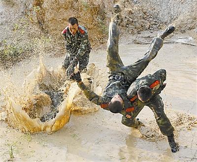 牡丹江特战武警反恐训练:泥水中残酷格斗(组图)