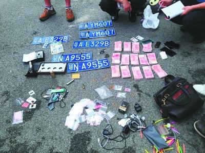 吸毒者无驾照开套牌车 民警收缴毒品两袋(图)