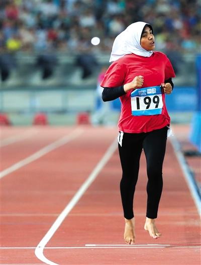 《小苹果》风行青奥赛场 新一代神曲成暖场标配