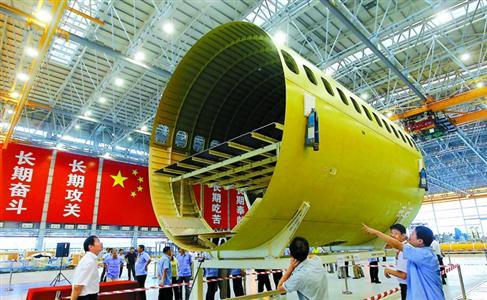 昨天,中国商飞公司工程技术人员在吊装c919大型客机前机身.