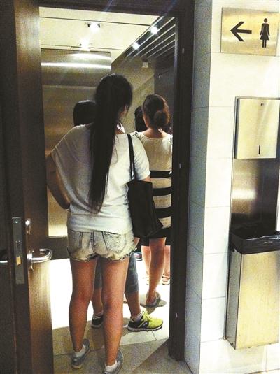 昨日在地铁西单站,女乘客排队上厕所