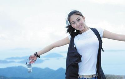 最新一期香港周刊报道,这两名女星分别是北京英皇艺人洛诗(李晓楠),前