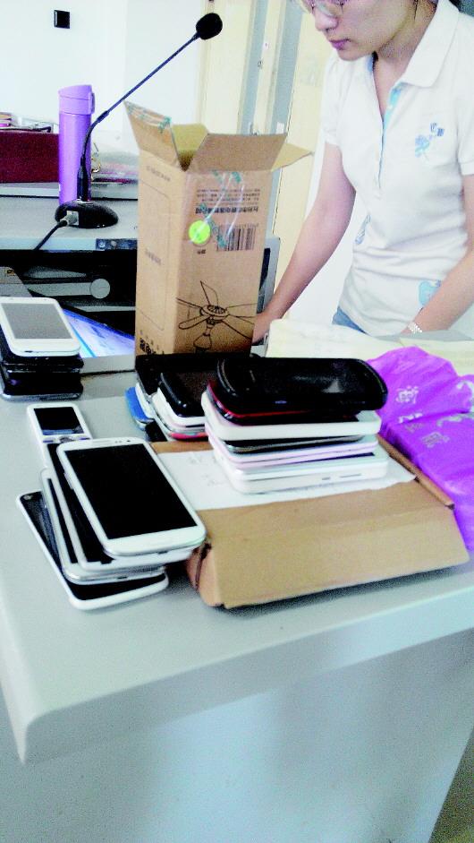 交了手机再上课 课前交手机学生变"抬头族"(图)