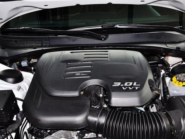 克莱斯勒(进口) 3.0l 自动 发动机主体特写