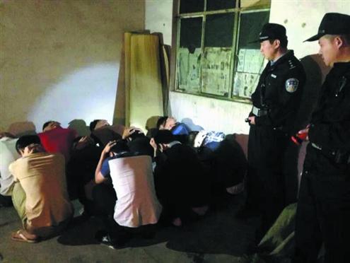 在泰安市下旺村一处民房内,警方查获大量从事传销活动人员(警方辜图