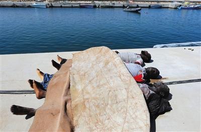 载200人偷渡船利比亚近海沉没 海面漂浮大量尸体