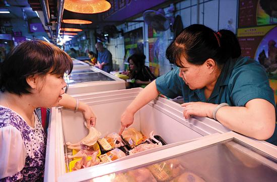 冰鲜鸡试点东川肉菜市场内,卖冰鲜鸡的档口生意惨淡 羊城晚报记者
